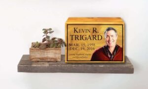 How to personalize a cremation urn